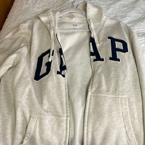 Size Large Gap Zip-Up Sweatshirt Gap Zip Up, Gap Jacket Outfit, Gap Zip Up Hoodie Outfit, Sweatshirts Gap, Hoodie Gap, Zipup Hoodie, Gap Hoodie, Gap Logo, Gap Jacket