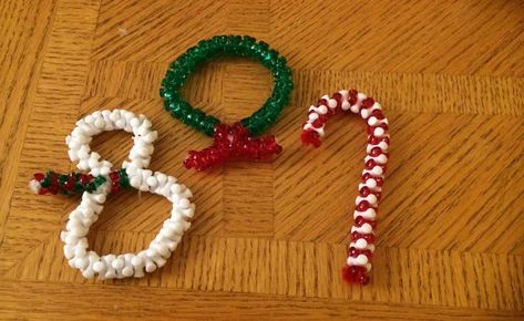 Tri Bead Ornaments, Christmas Countdown Crafts, Christmas Beads Craft, Kids Christmas Crafts Easy, Christmas Perler Beads, Bead Ornaments, Beads Christmas, Easy Christmas Ornaments, Holiday Beading