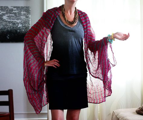 diy shrug for summer - Just a few whip stitches turn this scarf from a simple shawl into a lightweight statement shrug for summer Aunt Peaches, Diy Kimono, Kimono Shrug, Shrug For Dresses, Evening Shawls, Diy Scarf, Large Scarf, Summer Diy, Sewing Clothes