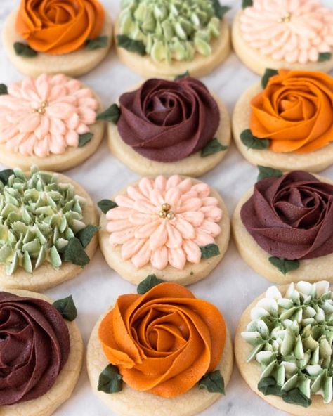 Frosted Cookies Designs, Buttercream Sugar Cookies, Buttercream Frosting Cookies, Carrot Cake Cookie, Vegan Vanilla Cupcakes, Buttercream Cookies, Floral Cookies, Graduation Treats, Flower Sugar Cookies