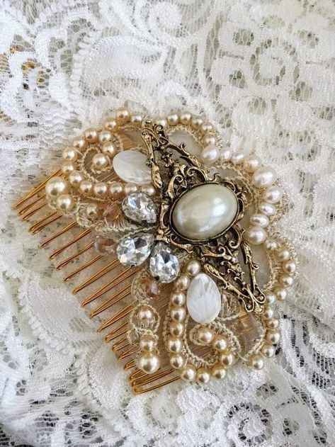 Regency Hair Accessories, Antique Hair Accessories, Golden Accessories Jewelry, Bridgerton Hair Accessories, Victorian Hair Accessories, Hair Comb Aesthetic, Vintage Accessories Aesthetic, 1890s Accessories, Broaches Vintage