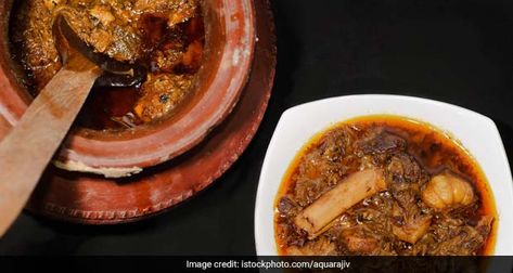 Indian Cooking Tips: 7 Classic Maharashtrian Recipes To Add To Your Lunch Menu - NDTV Food Champaran Mutton, Matka Kulfi, Curry Meals, Earthen Pots, Mutton Curry Recipe, Maharashtrian Recipes, Mutton Curry, Healty Dinner, Curry Ingredients