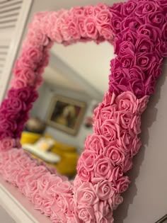 Flower Mirror Aesthetic, Mirror Designs On Walls, Diy Mirror Wall Decor Ideas, Decorated Mirrors Frame Ideas, Mirrors Diy Ideas, Mirrors With Flowers, Diy Mirror Frame Decoration, Pink Mirrors, Flower Mirror Diy