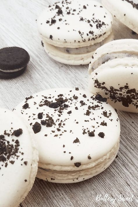 Cookies & Cream Macarons have a white chocolate Oreo filling that you'll love! #macarons #cookiesncream #oreo Oreo Macaron, Cream Macarons, White Chocolate Oreos, Oreo Filling, Macarons Recipe, Chocolate Oreo, Macaron Cookies, Cookies Cream, Crushed Oreos