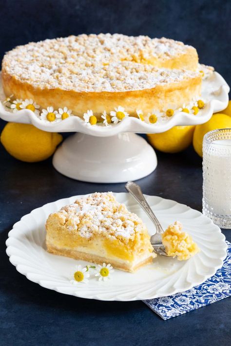 This Lemon Curd Ricotta Crumb Cake is a fabulous, four-layer Italian dessert. The crust and crumb topping are made from the same sweet, buttery dough, making it quick and easy; no special equipment needed! Microwave Lemon Curd, Ricotta Tart, Easy Lemon Curd, Crumb Cake Recipe, Brunch Cake, Cream Cheese Brownies, Lemon Curd Recipe, Lemon Curd Filling, Yummy Desserts Easy