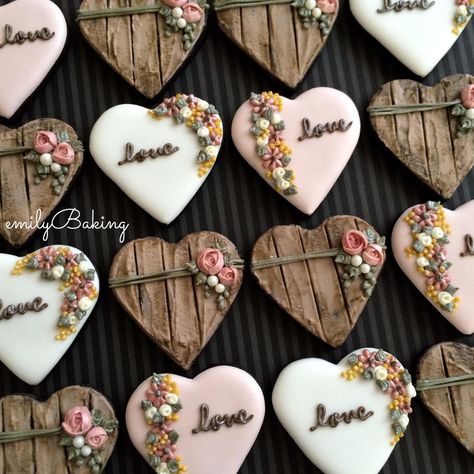 Heart Shaped Cookies Decorated, Donat Glaze, Real Heart, Cookie Wedding Favors, Shaped Cookies, Heart Shaped Cookies, Sugar Cookie Designs, Valentines Day Cookies, Pretty Cookies