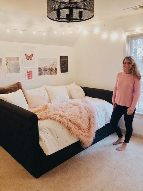 Cool Teen Beds, Full Size Daybed Bedroom, Full Size Daybed Teen Room, Queen Bed Teen Room, Daybed Comforter Ideas, Cute Day Bed Bedroom Ideas, Teenage Girl Beds, Daybed Teen Room, Girls Queen Bed