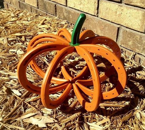 horseshoe pumpkin Ag Projects, Horseshoe Crafts Projects, Welding Crafts, Horseshoe Projects, Fun Fall Crafts, Horseshoe Decor, Horseshoe Crafts, Welding Art Projects, Horse Crafts