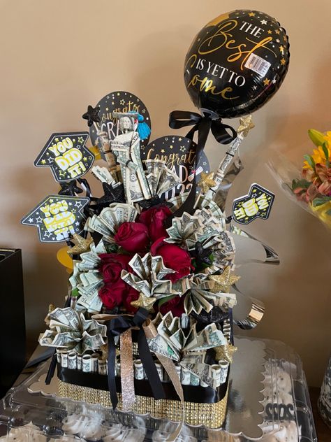 Cute Basket Ideas, Graduation Gift Basket Ideas, Homemade Graduation Gifts, Graduation Basket, Money Bouquets, Creative Graduation Gifts, Graduation Ribbon, Graduation Gift Basket, Graduation Flower Bouquet