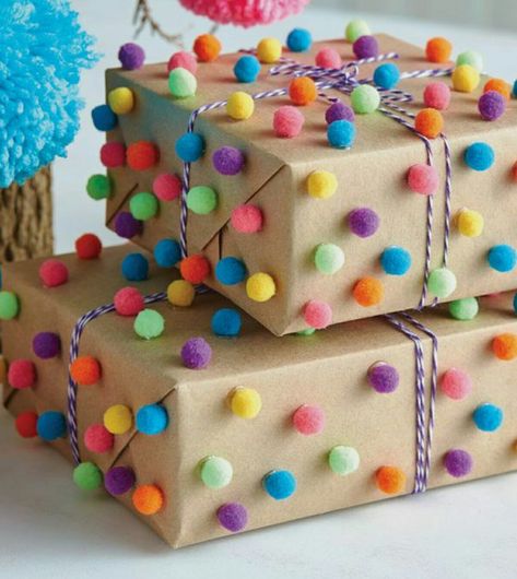 Creative Wrapping, Colorful Gift Wrapping, Gift Wrapping Inspiration, Gifts Wrapping Diy, Birthday Gift Wrapping, Creative Gift Wrapping, Cadeau Diy, Diy Gift Wrapping, Present Wrapping