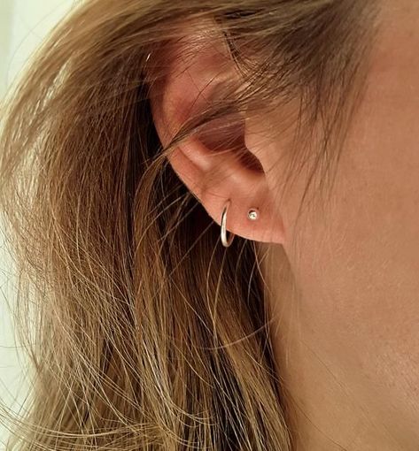 2nd Ear Piercing, Second Ear Piercing, Minimalist Ear Piercings, Silver Hoops Earrings, Chain Hoop Earrings, Double Ear Piercings, Small Silver Hoop Earrings, Prettiest Celebrities, Earrings Cartilage