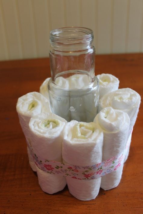 Diaper Ideas For Baby Shower Diy, Diaper Centerpieces For Baby Shower Diy, Diaper Decorating Ideas, Baby Shower Centerpieces Neutral, Diaper Gift Ideas, Hampers Bayi, Diaper Decorations, Simple Baby Shower Centerpieces, Small Diaper Cakes