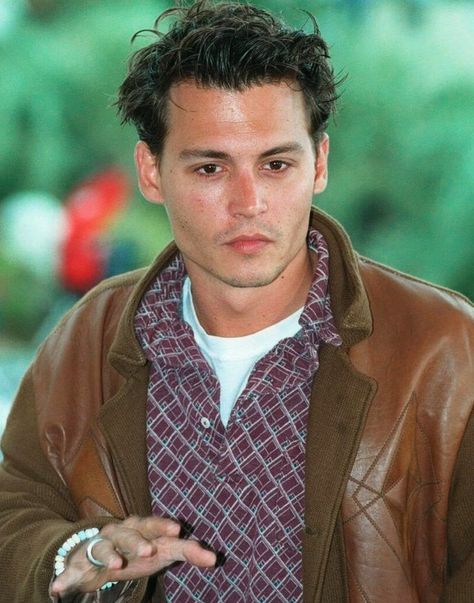 Johnny Depp Haircut, Johnny Depp Hair, Johnny Depp Hairstyle, Here's Johnny, Mens Hairstyles Medium, Hair Inspiration Short, Body Reference Poses, 90s Hairstyles, Long Hair Styles Men