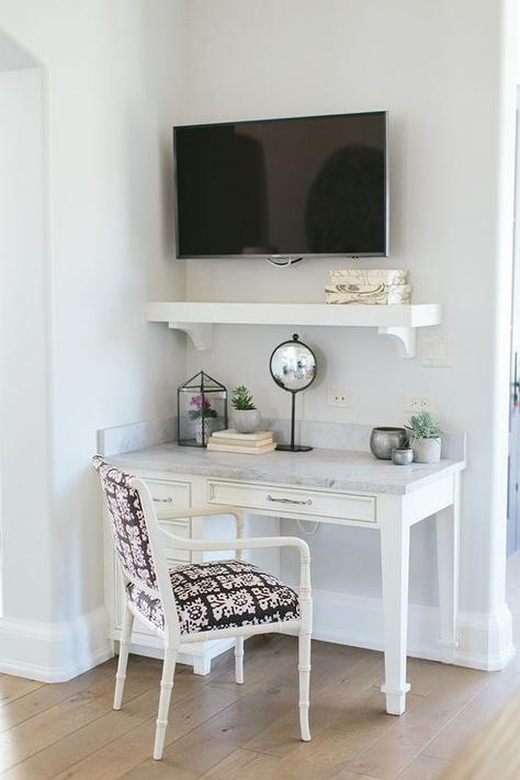 Kitchen corner workspace Kitchen Desks, Bedroom Desk, Tv In Bedroom, Kitchen Corner, Kitchen Design Decor, Luxury Rooms, Built In Desk, Pictures Ideas, Desk Design