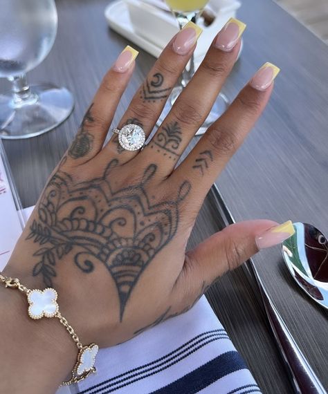 Caribbean Tattoo Ideas, Caribbean Tattoo, Rihanna Hand Tattoo, 2024 Lifestyle, 2024 Era, Arm Tattoos Black, Henna Inspo, Pretty Hand Tattoos, Hand Tats