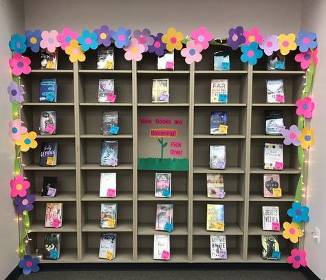 New books are blooming! Pick one! Library display spring Spring Library, Halloween Library, Literacy Week, Library Space, Library Bulletin Board, Library Themes, Library Book Displays, Book Displays, Library Display