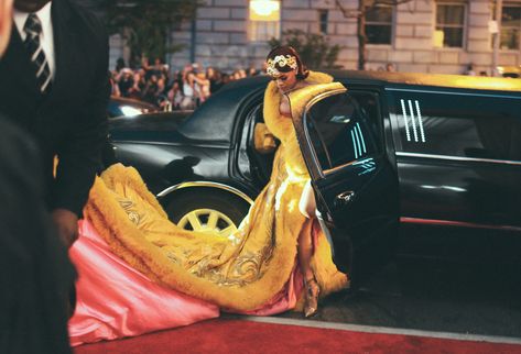 Met Gala Fashion, Looks Rihanna, 2015 Red Carpet, Gala Looks, Rihanna Photos, Bad Gal Riri, Fur Dress, Gala Fashion, Chicago Fashion