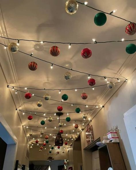 Christmas Decorations Apartment, Christmas Decor Inspiration, Christmas Themes Decorations, Christmas Room Decor, Diy Christmas Decorations Easy, تصميم للمنزل العصري, Office Christmas, Minimalist Christmas, Christmas Room