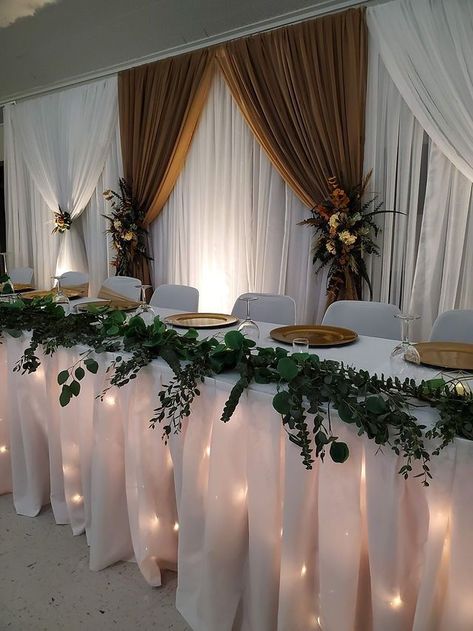 Bridal Party Backdrop Head Tables, Wedding Party Table Backdrop Ideas, Main Table Wedding Backdrops, Head Table Bridal Party, Wedding Reception Table Cloth Ideas, Wedding Backdrop Head Table Draping, Top Table Backdrop Ideas, Back Drop Wedding Head Table, Main Table Decoration Quinceanera