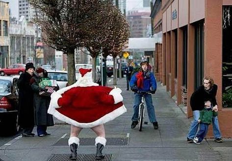 It's a Crazy Creepy Christmas! 25 Awkwardly Weird Pics 8 Humour Sale, Santa Claus Photos, Funny Christmas Pictures, Hate Christmas, Indian Funny, Bad Santa, Merry Christmas Funny, Creepy Christmas, Christmas Jokes