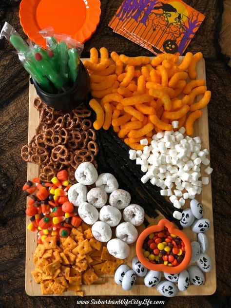 Camping Snacks Make Ahead Adults, Halloween Charcuterie Board For Kids, Themed Charcuterie Board Ideas, Halloween Candy Board, Halloween Snacks For Party, Halloween Charcuterie Board Ideas, Halloween Candy Treats, Halloween Themed Appetizers, Food For Party