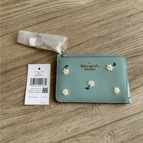 Embroidered Lea Aphrodite Pattern In Pebble Leather. This Is A Beautiful Card Holder Wallet. Aesthetic Card Holder, Card Holder Aesthetic, Kate Spade Wristlet, Kate Spade Clutch, Pink Wristlet, Blue Clutch, Phone Wristlet, Bags Kate Spade, Cute Wallets