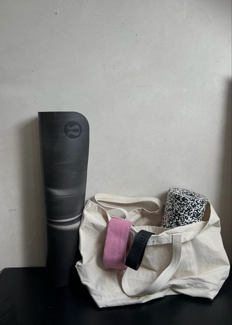 Lululemon Yoga Mat Aesthetic, Yoga Mat Lululemon, Lululemon Mat, Black Yoga Mat Aesthetic, Lululemon Yoga Mat, Yoga Essentials, Black Yoga, Gym Essentials, Gym Inspiration