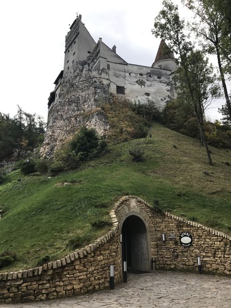 Transylvania Long Weekend – Day 4: Dracula’s Castle and Brașov – Diary of a Tourist Dracula's Castle, Weekend Days, St Nicholas Church, Dracula Castle, Haunted Castle, Castles Interior, Brasov, Haunted Places, Mountain Top