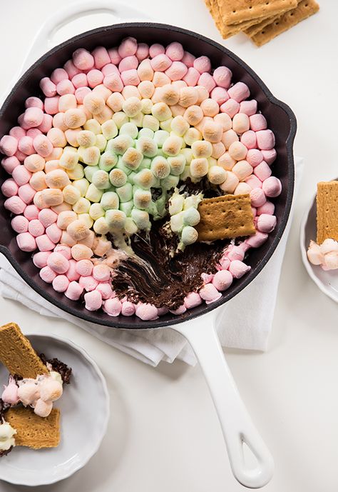 Rainbow S’mores Skillet Best Marshmallow Recipe, Marshmallow Smores, Campfire Marshmallows, Smore Recipes, Marshmallow Cookies, Dessert Recipies, Recipes With Marshmallows, Desserts For A Crowd, Chocolate Marshmallows