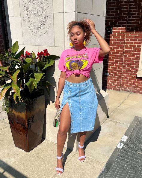 Black Girl Fashion, Brunch Fashion, Denim Skirt And Graphic Tee Outfit, Graphic Tee Skirt Outfits, Graphic Tee Outfit, Brunch Outfits, Blue Jean Skirt, Graphic Tee Outfits, Graphic Tee Shirt, Brunch Outfit, Tee Outfit