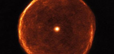 Aging red star pictured blowing smoky bubble: With the help of the ALMA observatory, astronomers have captured images of a smoky bubble of… Kardashev Scale, Giant Star, Red Giant, Star Show, Space Science, The Cosmos, Star Pictures, Astronomer, Red Star