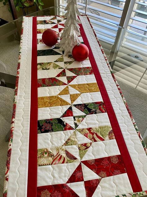 Quilted Decor, Modern Christmas Table, Christmas Runners, Quilted Runners, Christmas Quilted Table Runner, Xmas Table Runners, Table Runner Modern, Quilt Crafts, Christmas Table Runner Pattern