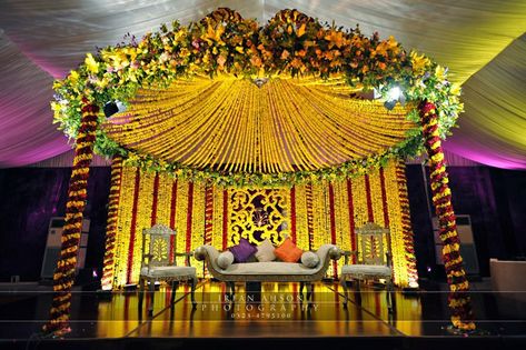 Mayo! Mehndi Stage Decoration Pakistani, Mehndi Stage Decoration, Mehndi Stage Decor, Mehndi Stage, Indian Wedding Stage, Indian Wedding Flowers, Wedding Stage Design, Marriage Decoration, Desi Wedding Decor