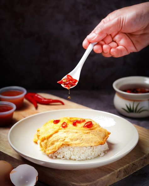 🤤 Simply the best! Thai fluffy omelette over steamed rice, served with a side of fish sauce and chopped chillies! #AmazingThailand Fluffy Omelette, Best Thai, Steamed Rice, Simply The Best, Thai Food, Fish Sauce, Thai Recipes, Rice, Sauce