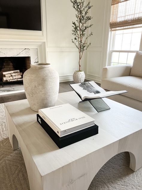 Contemporary Coffee Table Styling, Minimalist Side Table Decor, Modern Table Top Decor, Tom Ford Book Coffee Tables, Tom Ford Book Styling, Side By Side Coffee Tables, Coffee Table Decor Living Room Modern, Coffee Table Inspo Decor, Organic Modern Coffee Table Decor