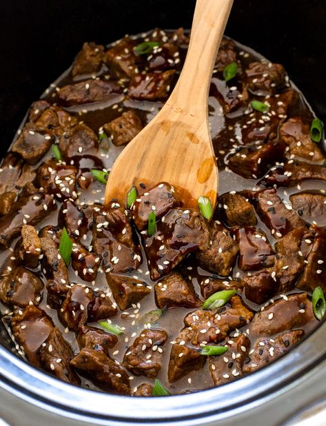 Slow Cooker Korean Beef Diced Beef Recipes, Korean Beef Recipes, Slow Cooker Korean Beef, Garlic Steak, Spicy Korean, Korean Beef, Steak Bites, Chuck Roast, Carne Asada