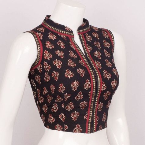 Neck and print Turtleneck Outfits, Sleeveless Blouse Designs, Shape Ideas, Blouse With Collar, Blouse Designs High Neck, Cotton Blouse Design, Saree Blouse Neck Designs, New Saree Blouse Designs, Traditional Blouse Designs