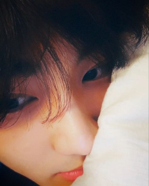 Jungwon | #enhypen weverse live 231226 Jungwon Bed Selfie, Jungwon Port, Jungwon Selfie, Jungwon Live, Jungwon Weverse Live, Jungwon Icon, Korean Photo, Yang Jungwon, Live Photo