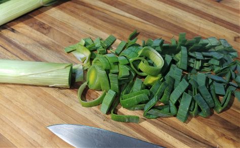 Use Those Leek Tops Braised Leeks, Leek Recipes, Dehydrated Vegetables, Vegetable Dish, Winter Soups, Health Dinner Recipes, Frozen Vegetables, Tasty Bites, Cooking Together