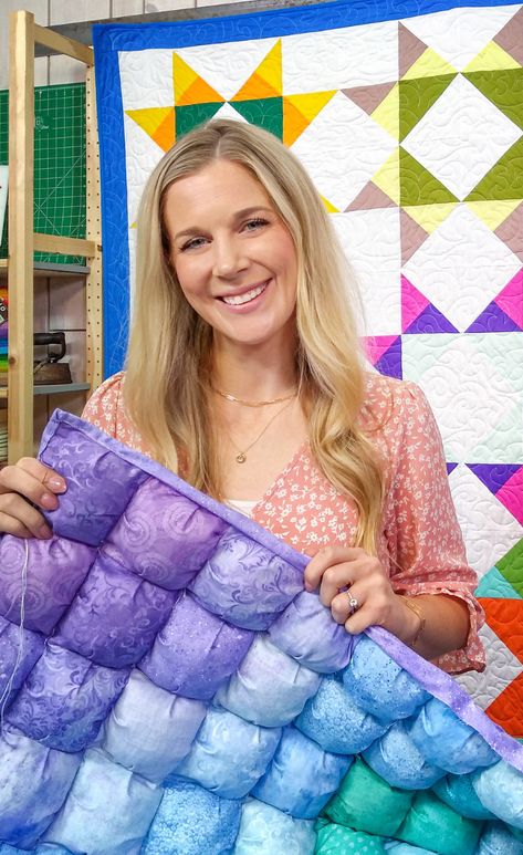 Watch this easy tutorial for how to make a Modern Puff Quilt. Join Misty and special guest Brittany of Lo & Behold Stitchery as they reminisce about quilts from their grandmothers that inspire them to make modern versions! Free Puff Quilt Pattern, How To Make Puff Quilt, How To Make A Puff Quilt For Beginners, Puff Quilt Pattern Free, Puffy Quilt Pattern, Puffy Quilt How To Make A, Baby Puff Quilt, How To Make A Puff Quilt, Puff Quilts Ideas