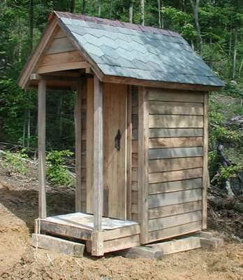 Timber Frame Outhouse Plans in Timber Framing/Log construction Outhouses Pictures, Outhouse Shed, Building An Outhouse, Outhouse Plans, Como Plantar Pitaya, Camp Shower, Outhouse Bathroom, Outside Toilet, Out Houses