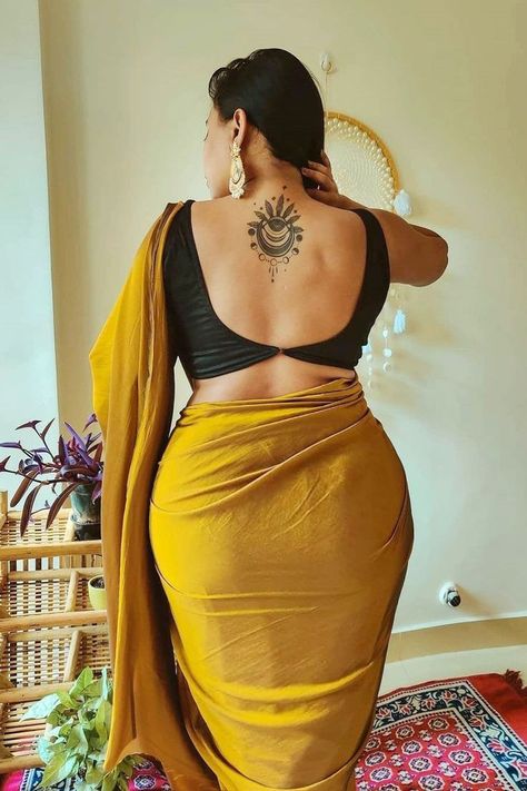 Backless Blouse Designs, Fashionable Saree Blouse Designs, Desi Models, Indian Saree Blouses Designs, Girl Crush Fashion, Hot Women Dress, Stylish Blouse Design, Unique Blouse, Seductive Clothes