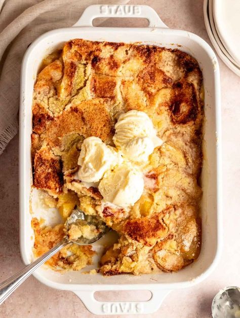 This 3 ingredient peach cobbler is the easiest peach cobbler recipe out there and has a crispy top and juicy peaches! 3 Ingredient Peach Cobbler, Cooking And Baking Recipes, Betty Crocker Cake Mix, Easy Peach Cobbler Recipe, Cobbler Easy, Three Ingredient Recipes, Peach Cobbler Easy, Fruit Cobbler, 3 Ingredient Recipes