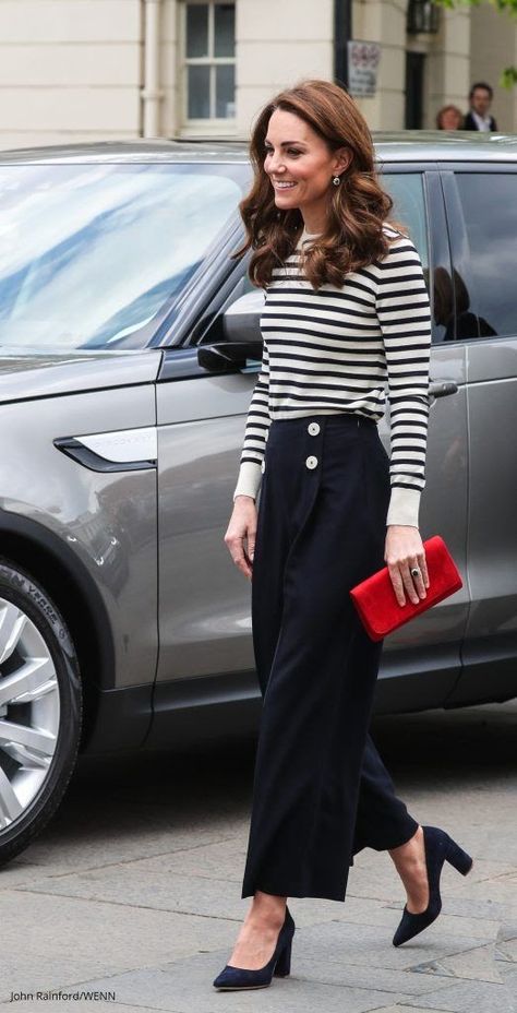 Kate Middleton Elegant Style, Kate Middleton Outfits 2022, Kate Style Middleton, Kate Middleton Fashion Casual, Kate Middleton 2022 Style, Kate Middleton Best Outfits, In Between Winter And Spring Outfits, Kate Middleton Clothes, Kate Middleton Fall Style