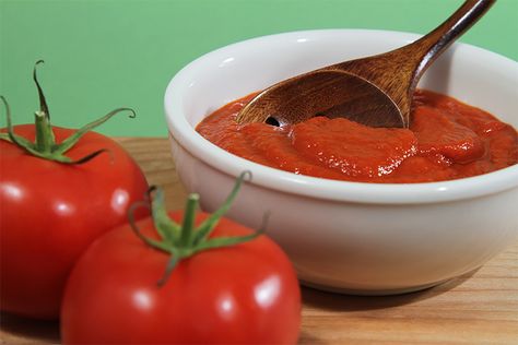 Tomato coulis with shallots and white wine Tomatoes Soup, Coulis Recipe, Entree Dishes, Cooking Panda, How To Peel Tomatoes, Sauces And Dressings, Grilled Sandwich, Cherry Recipes, Greek Dishes