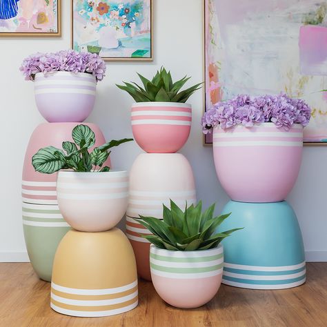 Outdoor Styling, Kids Art Studio, Spring Planter, Plant Pot Design, Flower Pot Art, Painted Pots Diy, Flower Pot Design, Plant Pot Decoration, Flower Drawing Design