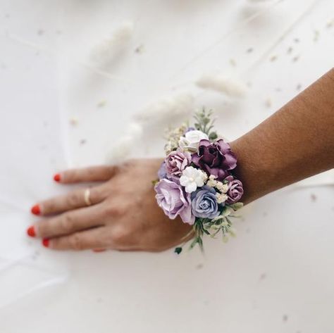 A beautiful wrist corsage with a ribbon. This is a perfect accessory for your wedding, party or photoshoot! It is embellished with beautiful faux flowers of different shades of purple and off white, with small accents of preserved baby breaths and faux greenery. The length of the decorative part is Diy Wrist Corsage, Corsages Wedding, Purple Boutonniere, Silk Flower Wedding Bouquet, Corsage And Boutonniere Set, Wrist Corsages, Bridesmaid Corsage, Sunflower Wedding Bouquet, Corsage And Boutonniere