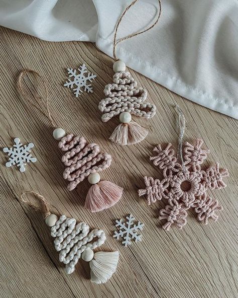 Christmas Ornament Macrame, Christmas Boho Decor, Winter Macrame Ideas, Crochet Xmas Ornaments, Christmas Makramee Diy, Christmas Macrame Ornaments, Makramee Christmas, Christmas Macrame Ideas, Xmas Macrame