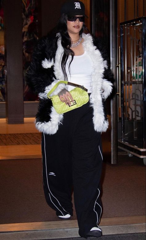 Rihanna Street Style, Looks Rihanna, Hot Halloween Outfits, Rihanna Outfits, October Fashion, Rihanna Looks, 90s Inspired Outfits, Streetwear Inspo, Bella Hadid Outfits