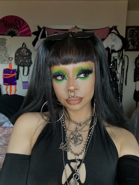 Alt Green Makeup, Green Goth Makeup Looks, Green Alt Makeup, Drag Makeup For Women, Green Goth Makeup, Glam Goth Makeup, Cybergoth Makeup, Eccentric Makeup, Makeup Edgy